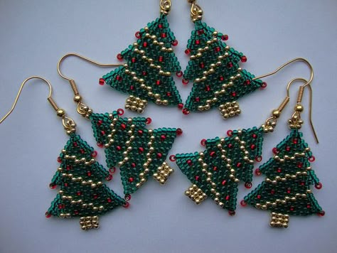 Christmas Tree Earrings by Beads from the Coast, via Flickr Beaded Christmas Tree, Anting Manik, Art Perle, Holiday Beading, Tree Earrings, Seed Bead Patterns, Christmas Tree Earrings, Beaded Christmas Ornaments, Christmas Bead