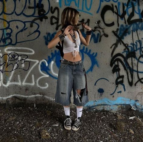 Baggy Grunge Outfit, Grunge Converse, Jorts Aesthetic, Aesthetic Graffiti, Cl Instagram, Baggy Outfit Ideas, Outfit Grunge, Outfits Baggy, Baggy Clothes