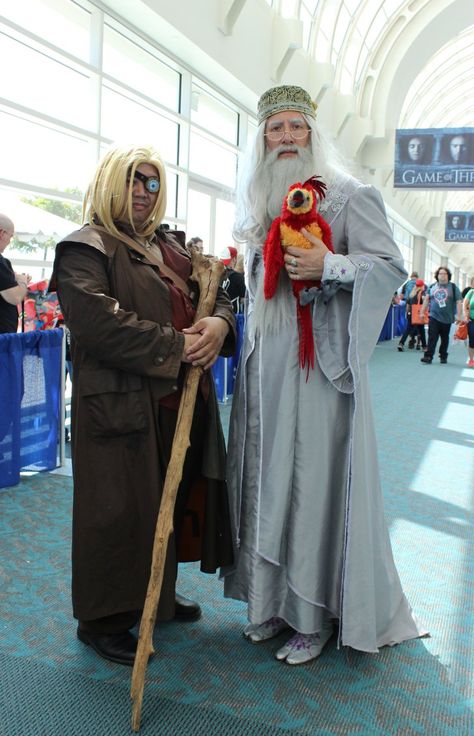 Pin for Later: We Can't Get Enough of the Creative Cosplays From Comic-Con 2016 Mad-Eye Moody and Albus Dumbledore Albus Dumbledore Costume, Merlin Costumes, Dumbledore Costume, Harry Potter Fancy Dress, Harry Potter Kostüm, Harry Potter Parties Food, Harry Potter Halloween Costumes, The Crimes Of Grindelwald, Harry Potter Symbols