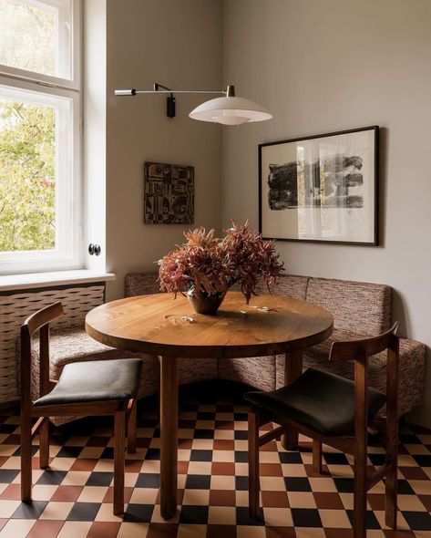 Dinner Nook, Arch Digest, Kitchen Banquette, Kitchen Nook, Dining Nook, Table Ronde, Dining Room Design, Banquette, Interior Inspo