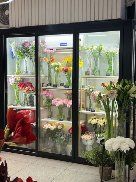 Florist Cafe, Flower Fridge, Greenhouse Cafe, Flower Shop Interiors, Flower Shop Decor, Flower Shop Design, Flower Business, Flower Store, Flower Bar