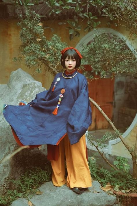 Traditional Vietnamese Clothing, Vietnamese Traditional Clothing, Orientation Outfit, Vietnam Costume, Vietnam Clothes, Japan Dress, Dynasty Clothing, Vietnamese Clothing, Vietnam Dress