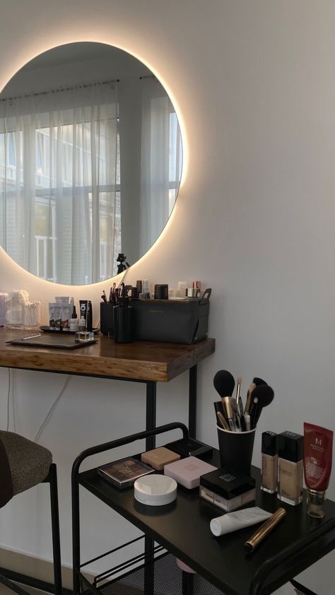 Brow Studio Interior Design, Mini Salon Ideas Luxury, Makeup Salon Decor, Make Up Studio Interior, Small Makeup Room, Brow Studio Ideas, Brow Room, Makeup Studio Ideas, Makeup Studio Decor