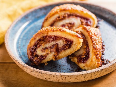 Rugelach Recipe Traditional, Rugula Cookies Recipe, Rugalech Recipes, Almond Rugelach, Raspberry Rugelach Recipe, Raspberry Rugelach, Rugelach Cookies, Rugelach Recipe, Jewish Cuisine