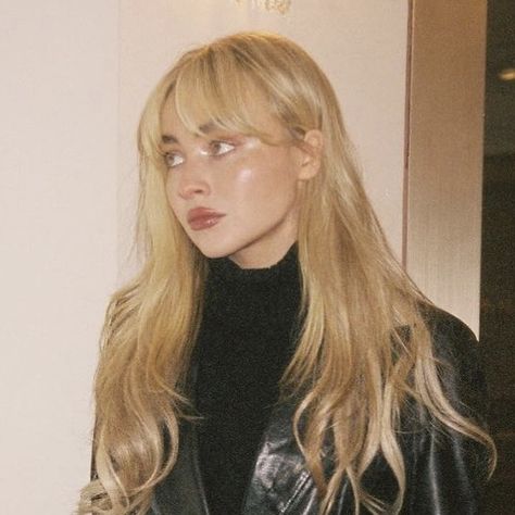 Sabrina Carpenter Long Hair, Sabrina Carpenter Before And After, Sabrina Curtain Bangs, Sabrina Carpenter Hair Straight, Sabrina Carpenter Eyebrows, Sabrina Carpenter Fringe, Sabrina Carpenter Haircut Round Face, Sabrina Carpenter Side Profile, Sabrina Bangs