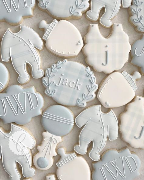 Cowtown Cookie Co. on Instagram: “These sweet baby blues have my heart🤍🍼💙 If you voted piped lines in my story...surprise! I decided to keep them☺️ Now if you have any boy…” Baby Shower Cookies For Boy, Baby Boy Shower Cookies, Baby Boy Cookies, Baby Boy Sprinkle, Onesie Cookies, Baby Shower Sweets, Baby Shower Cakes For Boys, White Baby Showers, Vintage Baby Shower