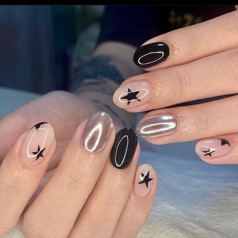 Laufey Nails, Guitarist Nails, Uñas Dark Aesthetic, Rockstar Gf Nails, Nail Inspo Grunge, Fnaf Nails, Acubi Nails, Nail Art Simple, Hello Nails