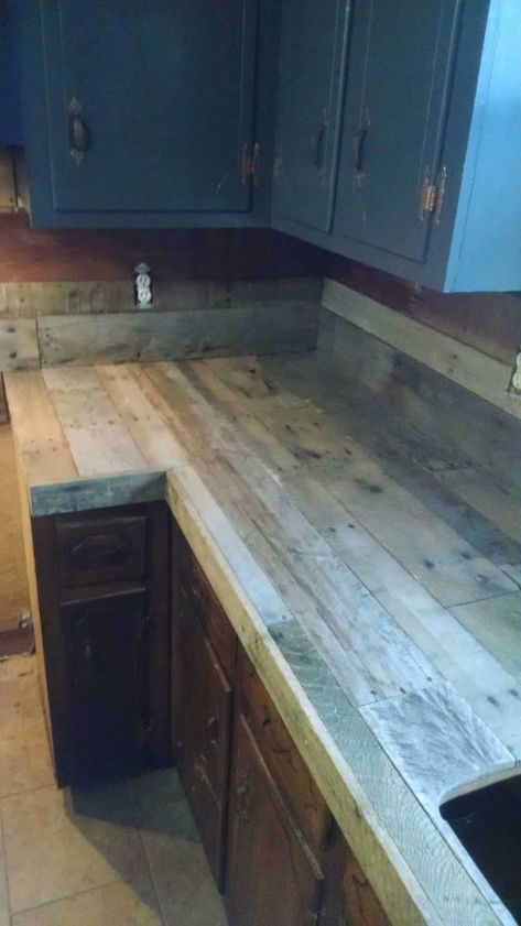 Pallet Countertop, Pallet Kitchen Cabinets, Diy Pallet Wall, Pallet Kitchen, Kitchen Design Diy, Pallet Designs, Backsplash Kitchen, Recycled Pallet, Pallet Decor