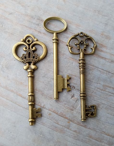 3 Large Skeleton Key Pendants in a Rustic Bronze Finish! (3.15 to 3.25 inches long) Great finding for making bracelets, necklaces, earrings, other jewelry projects, steampunk creations, wedding decorations,  and scrapbooking! You will receive: 1 of each key as pictured color: antiqued bronze Double-sided; the design is on both sides. material: metal alloy; does not contain lead. Please let me know if you have any questions, or if you would like a listing for a different quantity! LOOKING FOR SOM Old Keys Aesthetic, Cool Keys, Key Concept Art, Key Pictures, Decorative Keys, Old Decoration, Steampunk Creations, Old Lock, Steampunk Illustration