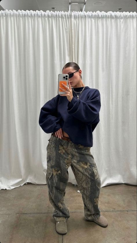 Camo Print Outfit, Navy Jumper Outfit, Outfit Ideas Baggy Jeans, Navy Sweater Outfit, Outfit Ideas Baggy, Birkenstocks Outfit, Cool Girl Outfit, Baggy Pants Outfit, Tomboy Femme