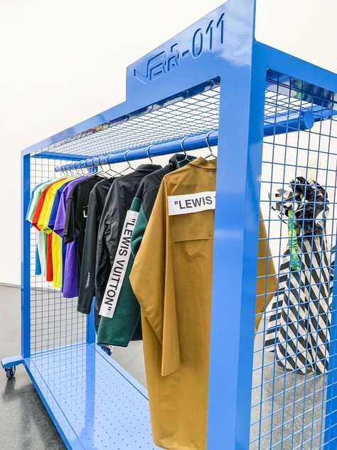 The "Figures of Speech" Virgil Abloh exhbit at the Museum of Contemporary Art in Chicago. Unique clothing rack display of Louis Vuitton. Merch Booth Display Ideas, Clothing Store Design Ideas, Art Stand Display, Retail Clothing Display, Merch Display, Merch Stand, Figures Of Speech, Clothing Rack Display, Streetwear Store