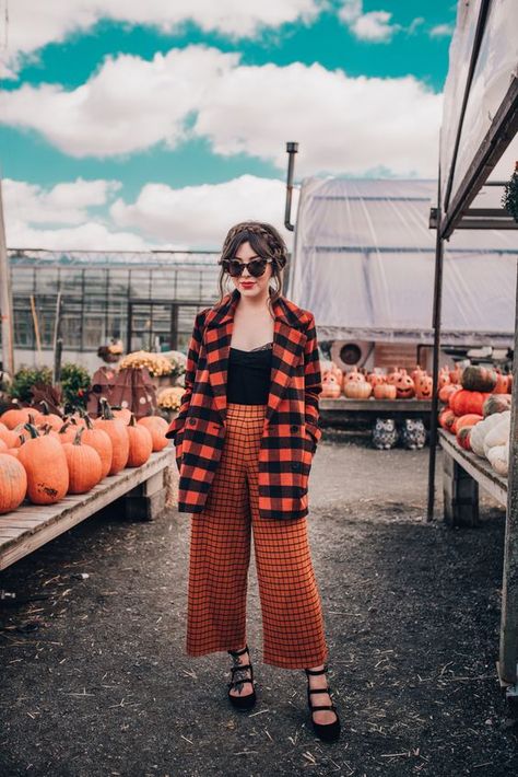 5 Tips And 31 Fresh Ideas To Mix Prints - Styleoholic Pattern Mixing Outfits, Plaid Pants Outfit, Keiko Lynn, Business Wardrobe, Pattern Outfits, Abstract Fashion, Fall Patterns, Office Outfit, Wardrobe Inspiration