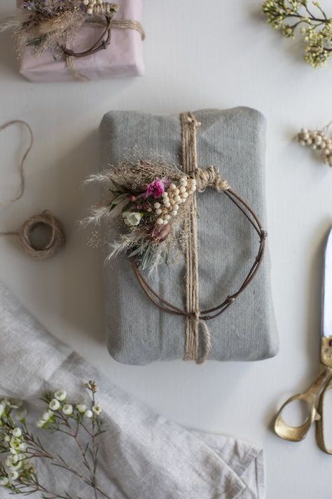 Dried Flower Christmas Table Arrangements, Mini Dried Flower Wreath, Small Wreaths Diy, Mini Wreaths Diy, Mini Wreath Ideas, Small Wreath Ideas, Mini Wreath Diy, Dried Flower Ornaments, Mini Wreaths Christmas