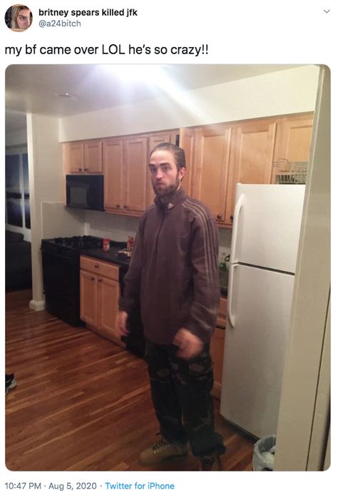 39 of the Best 'Tracksuit Robert Pattinson Standing in the Kitchen' Memes - Funny Gallery Robert Pattinson Standing, Maps App Icon, Batman Meme, Twilight Jokes, King Robert, Twilight Memes, In Meme, Putao, Dc Memes