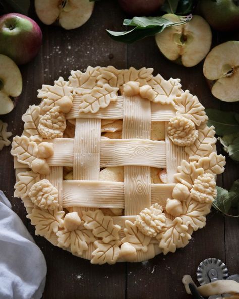 Fancy Pie Crust, Pie Crust Art, Pie Crust Designs, Caramel Pears, Pear Pie, Fall Pies, Pies Art, Caramel Apple Pie, Thanksgiving Pies