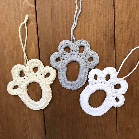 Crochet Paw Print, Paw Crochet, Paw Print Christmas, Ornament Crochet Pattern, Paw Ornament, Ornament Crochet, Crochet Christmas Wreath, Crochet Christmas Ornaments Free, Crochet Puff Flower