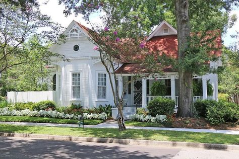 820 E Laurel Ave, Hattiesburg, MS 39401 Cabin Farmhouse, Cute Cottages, Cute Little Houses, Victorian Style Homes, Timeless Architecture, Cottage Farm, Quaint Cottage, Victorian Cottage, Family House Plans