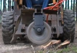 Homemade Stump Grinder - HomemadeTools.net Tree Stump Grinder, Skid Loader, Stump Grinder, Cheap Apartment Decorating, Diy Side Table, Garden Power Tools, Garden Tool Storage, Old Tractors, Dyi Projects