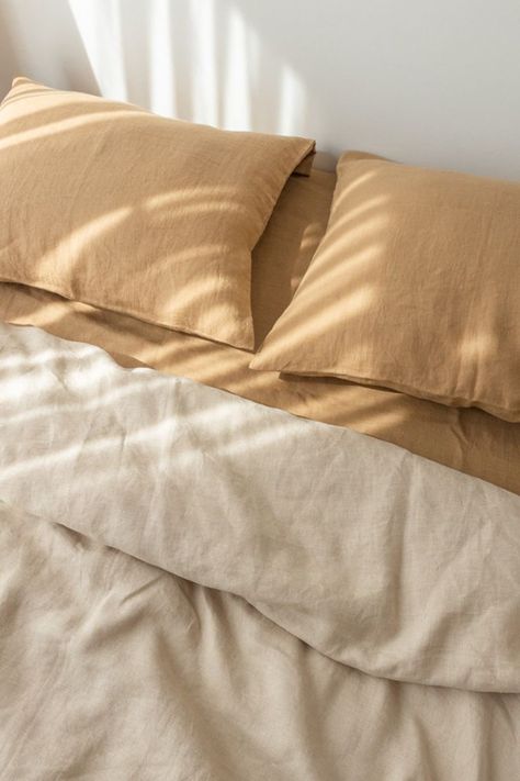 Linen Bedding Color Combos, Beige Linen Bedding, Natural Bedding Ideas, Linen Bedding Styling Color Schemes, Bedding Color Combo Ideas, Linen Bedding Styling, Bedding Beige, Tan Bedding, Bedding Color