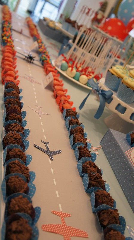 006 | Roseli Sato | Flickr Airport Party, Airplane Themed Birthday Party, Airplane Baby Shower Theme, Pilot Party, Plane Party, Time Flies Birthday, Planes Birthday Party, Landing Strip, Unique Baby Shower Themes