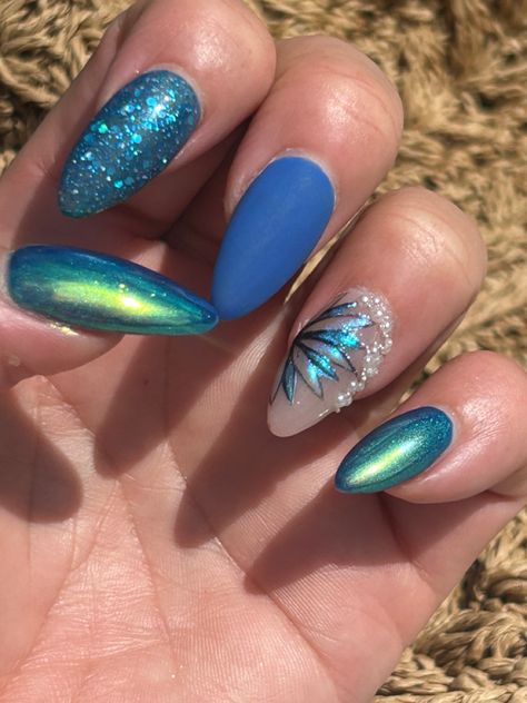 Chrome nails using peacock colors done by Chloe Renae Peacock Inspired Nails, Peacock Nails Color, Peacock Blue Nails, Nails Peacock, Peacock Nail Designs, Peacock Nail Art, Ombre Chrome Nails, Peacock Nails, Peacock Costume