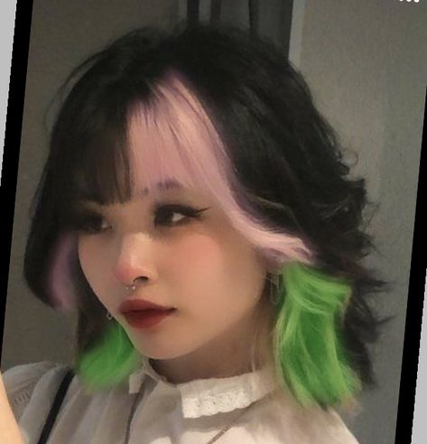 Pink Hair With Green Underneath, Kawaii Hair Dye Ideas, Pink And Green Peekaboo Hair, Pink And Green Hair Dye Ideas, Split Hair Dye Ideas, Green And Brown Hair Aesthetic, Green And Pink Dyed Hair, Green Peekaboo Hair, Pink And Green Hair