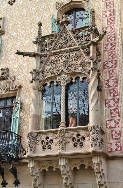 Gothic Architecture, Palau, Barcelona Spain, Beautiful Scenery, Eiffel Tower Inside, Art And Architecture, Fine Arts, Windows And Doors, New World