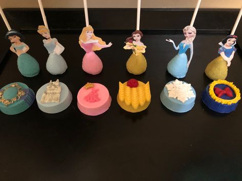 Disney Princess Chocolate Covered Strawberries, Princess Dessert Table Treats, Disney Princess Birthday Party Ideas Diy Dessert Tables, Disney Princess Chocolate Covered Oreos, Disney Princess Cakesicles, Disney Princess Strawberries, Disney Princess Treats Dessert Tables, Princess Theme Treats, Disney Princess Desserts