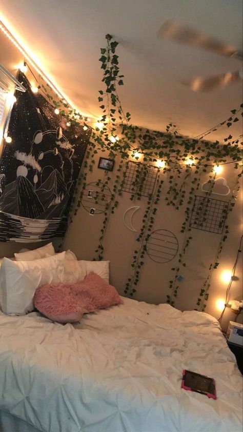 𝔸𝕖𝕤𝕥𝕙𝕖𝕥𝕚𝕔 ℝ𝕠𝕠𝕞 ☾ Preppy Room Tapestry, Aesthetic Tapestries Bedrooms, Vines In A Room, Preppy Room Vines, Room Ideas Aesthetic Tapestry And Vines, White Bedroom With Vines, How To Hang Vines In Your Room, Aesthetic Room Ideas Vines, Where To Hang Vines In Bedroom