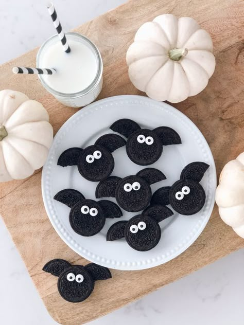 Halloween oreos Halloween Treats Bats, Halloween Food Oreo, Halloween Oreo Bats, Oreo Cookie Bats Halloween, Halloween Oreo Bat Cookies, Bat Cookies Halloween, Halloween Bat Snacks, Oreo Cookie Halloween Ideas, Oreo Bat Cookies