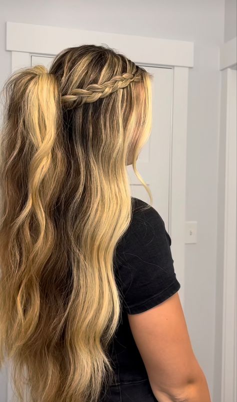 Graduation Hair, Hairstyle Examples, Simple Prom Hair, Prom 2024, Dance Hairstyles, Hairdos For Curly Hair, Amazing Photo, Hairdo For Long Hair, Hair Stylist Life