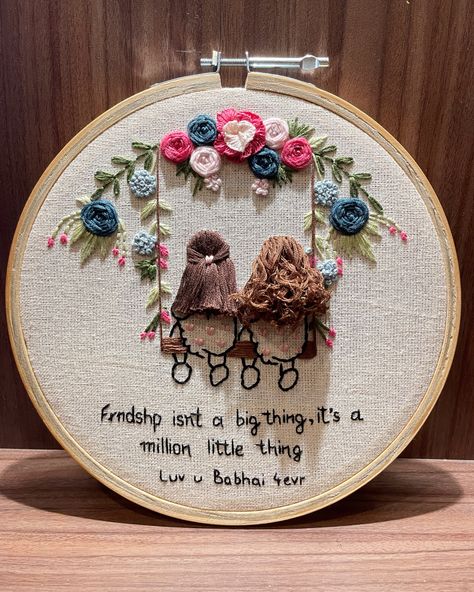 Embroidery Hoop For Sister, Doll Embroidery Pattern, Embroidery Designs For Best Friend, Two Sisters Embroidery Hoop, Embroidery For Friends Birthday, Best Friend Embroidery Patterns, Embroidery Designs Best Friends, Best Friends Embroidery Hoop, Friendship Embroidery Patterns