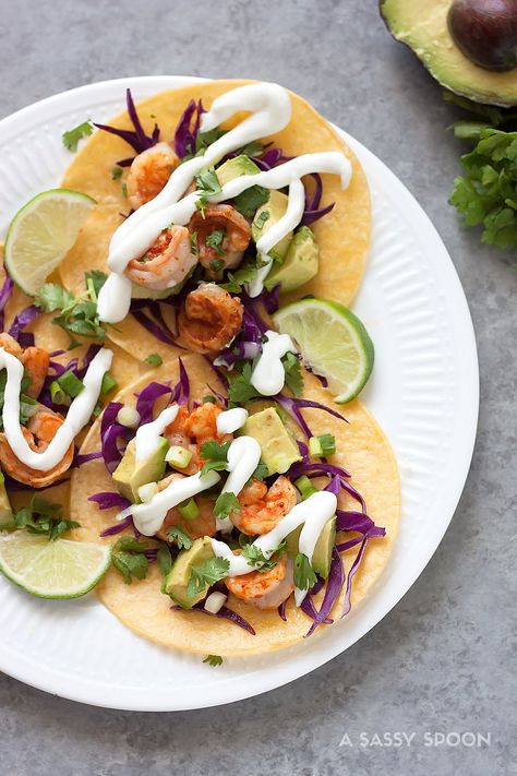 Tacos with shrimp marinated in tequila, lime juice, cumin, chili powder and topped with red cabbage, avocado, cilantro and a drizzle of sour cream! Lime Shrimp Tacos, Tequila Lime Shrimp, Shrimp Tacos Recipe, Pollo Tropical, Cilantro Shrimp, Cilantro Garlic Sauce, Spicy Fish Tacos, Chili Lime Shrimp, Shrimp Taco Recipes