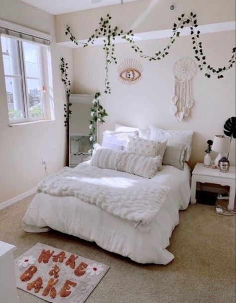 Hanging Vines Bedroom, Vines In Bedroom, Future Room, Hanging Vines, Dekor Diy, Dorm Room Inspiration, Dekorasi Kamar Tidur, Room Goals, Redecorate Bedroom