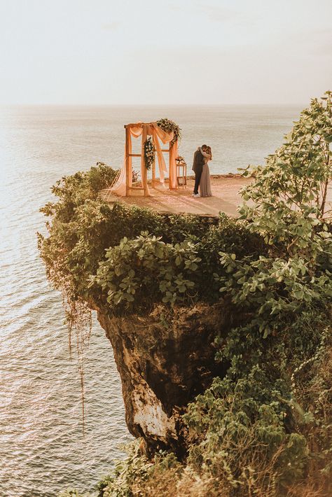 Cliff Wedding, Malibu Sunset, Western Wedding Dresses, Destination Wedding Locations, Bali Wedding, Beach Elopement, Beach Portraits, 100 Layer Cake, Beach Theme Wedding