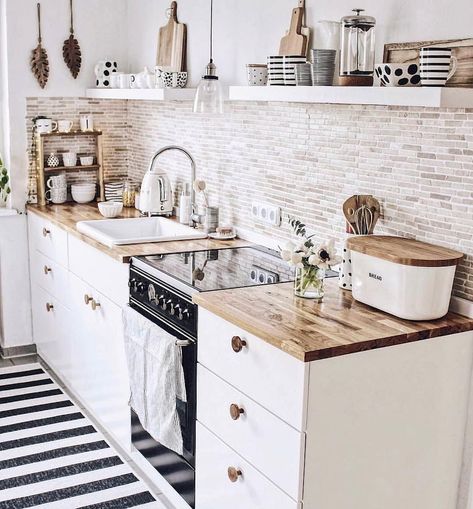 Furnlovers • www.furnlovers.nl on Instagram: “E v e n i n g | Look at this amazing kitchen from @bohoandnordic 🤩 • • • #interiordesign #interior #interior_design #interior_and_living…” Kitchen Inspirations Boho, Small Kitchen Design Apartment, Small Apartment Kitchen, Nordic Kitchen, Kabinet Dapur, Cottage Kitchens, Little Kitchen, Apartment Kitchen, Home Decor Kitchen