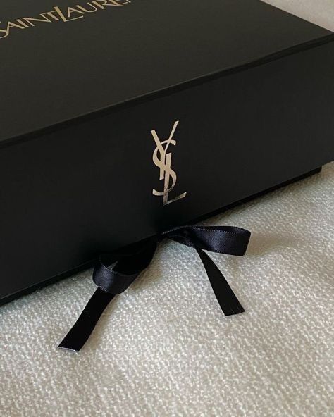 Yves Saint Laurent Aesthetic, Ysl Event, 75 Challenge, Saint Laurent Aesthetic, Ysl Aesthetic, Ysl Muse, Rosé Ysl, Visuell Identitet, Chique Outfits