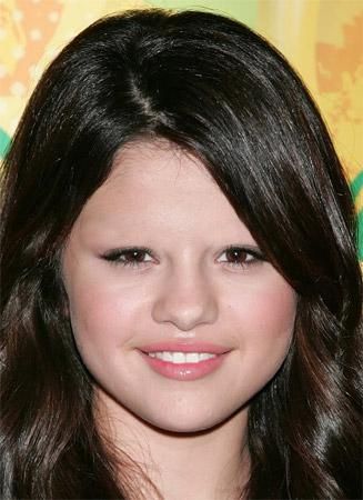 ...but.. People With No Eyebrows, Celebrities Without Eyebrows, No Eyebrows, Selena Gomez Cute, Selena Gomez Photos, Marie Gomez, Vanessa Hudgens, Disney Girls, Demi Lovato