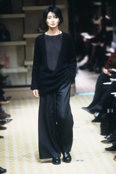 Hermès Fall 1998 Ready-to-Wear Collection Photos - Vogue Maggie Cheung, Fashion Gone Rouge, Martin Margiela, Mode Inspo, Wool Pants, 가을 패션, Fashion Show Collection, Looks Style, Wearing Black