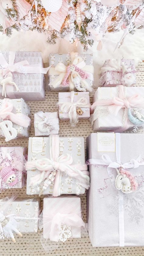 Pink Shabby Chic Christmas, Pink Christmas Wrapping Paper, Christmas Gift Wrapping Ideas, Gift Wrapping Christmas, Pink Wrapping Paper, Creative Gift Wraps, Gift Wrapping Techniques, Gift Wrapping Inspiration, Gift Wrapping Ideas