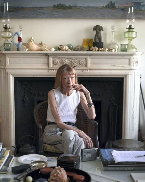 Joan Didion pictured in her New York apartment in 2006 Joan Didion, Writers And Poets, Mary J, New York Apartment, Classic Chic, New Face, Inspirational People, Looks Style, Olympia