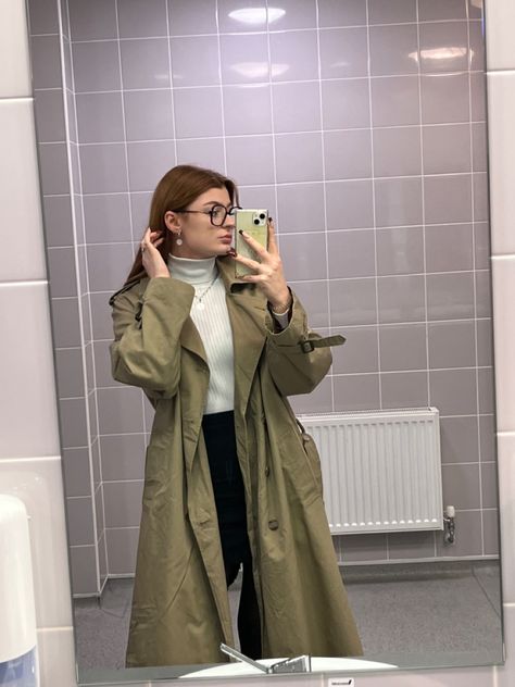 Long Rain Coat Outfits, Light Green Trench Coat Outfit, Green Raincoat Outfit, Trench Coat Outfit Aesthetic, Raincoat Outfit Aesthetic, Trenchcoat Aesthetic, Lucy Carlyle, Raincoat Outfit, Green Raincoat