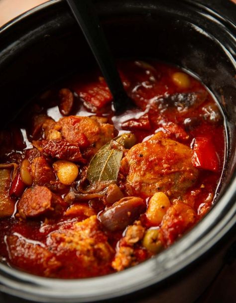 Slow Cooker Recipes Uk, Slow Cooker Chicken Casserole, Stew Dinner, Chicken And Chorizo, Chicken Chorizo, Chorizo Recipes, Crockpot Cooking, Dinner Chicken, Crockpot Recipes Beef