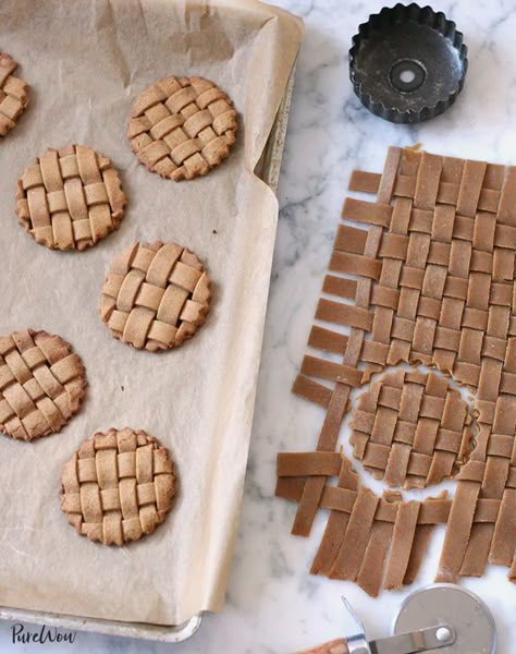 Gingerbread Lattice Cookies - Purewow Resepi Biskut, Ginger Bread Cookies Recipe, Gingerbread Houses, Holiday Baking, Cookie Monster, Holiday Treats, Christmas Baking, Christmas Desserts, Cookies Bars