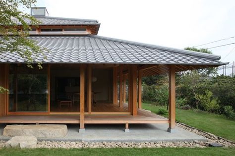 Japanese house Japan Beach House, Japanese House Design, Modern Japanese Architecture, Asian House, Wood Cabin, Japanese Home Design, Zen House, Japanese Tea House, Traditional Japanese Architecture