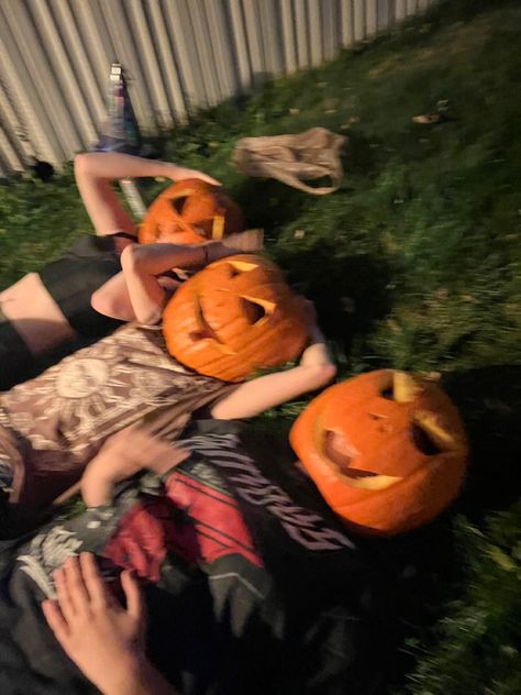 Pumpkins On Head Photoshoot, Some People Even Think Its Fun To Smash Pumpkins, Carved Pumpkin Photoshoot, Pumkin Carving Head Photoshoot, Fall Activities With Friends Aesthetic, Halloween Friend Activities, Halloween Ideas For Friends, Photoshoot Halloween Ideas, Candid Fall Photos