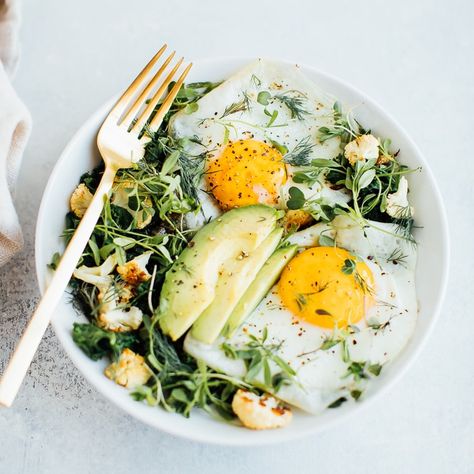 A simple, delicious breakfast bowl (aka breakfast salad) with sautéed greens and two fried eggs! You'll feel so good after starting your day with this combo of protein, healthy fat and veggies. Low carb, gluten-free and vegetarian. Green Breakfast, Green Salad Recipes, Healthy Eggs, Vegetarian Breakfast Recipes, Breakfast Salad, Egg Recipes For Breakfast, Diet Vegetarian, Vegetarian Breakfast, Delicious Vegetarian