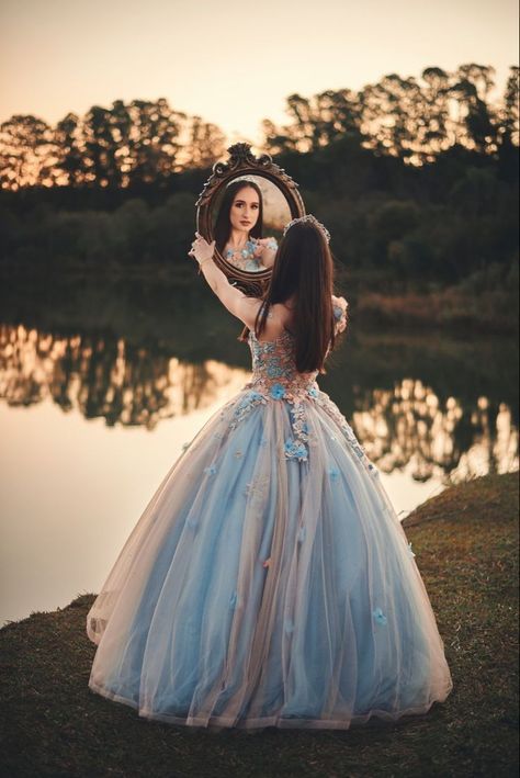 Quinceanera Photoshoot Ideas Creative, Pre Quince Photoshoot Ideas, Quinceanera Photoshoot Poses, Quinceanera Photoshoot Ideas, Quinceañera Photoshoot Ideas, Quince Photoshoot Ideas, 15 Poses, Quince Pictures, Princess Photo Shoot