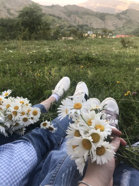 Couple Picking Flowers, White Daisy Bouquet, Daisy Crown, Daisy Bouquet, Picking Flowers, Couple Photoshoot Poses, Nature Flowers, Couple Photoshoot, Couple Aesthetic