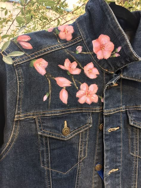 Denim Jacket Diy Paint, Denim Jacket Diy, Denim Painting, Jacket Hand Painted, Painting Clothes, Jacket Diy, Diy Denim Jacket, Fabric Paint Diy, Hand Painted Denim